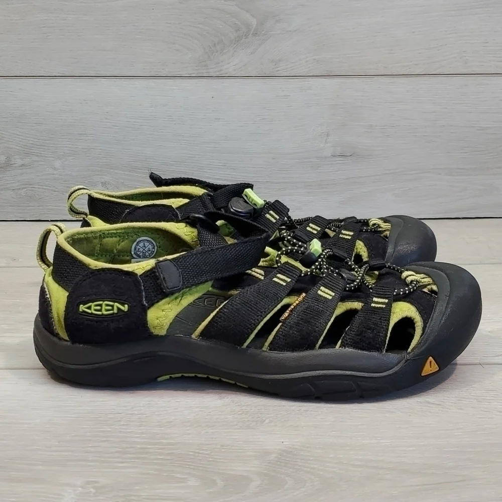 Keen Kids Big Boy Sandals Outdoor Hiking shoes sz 5